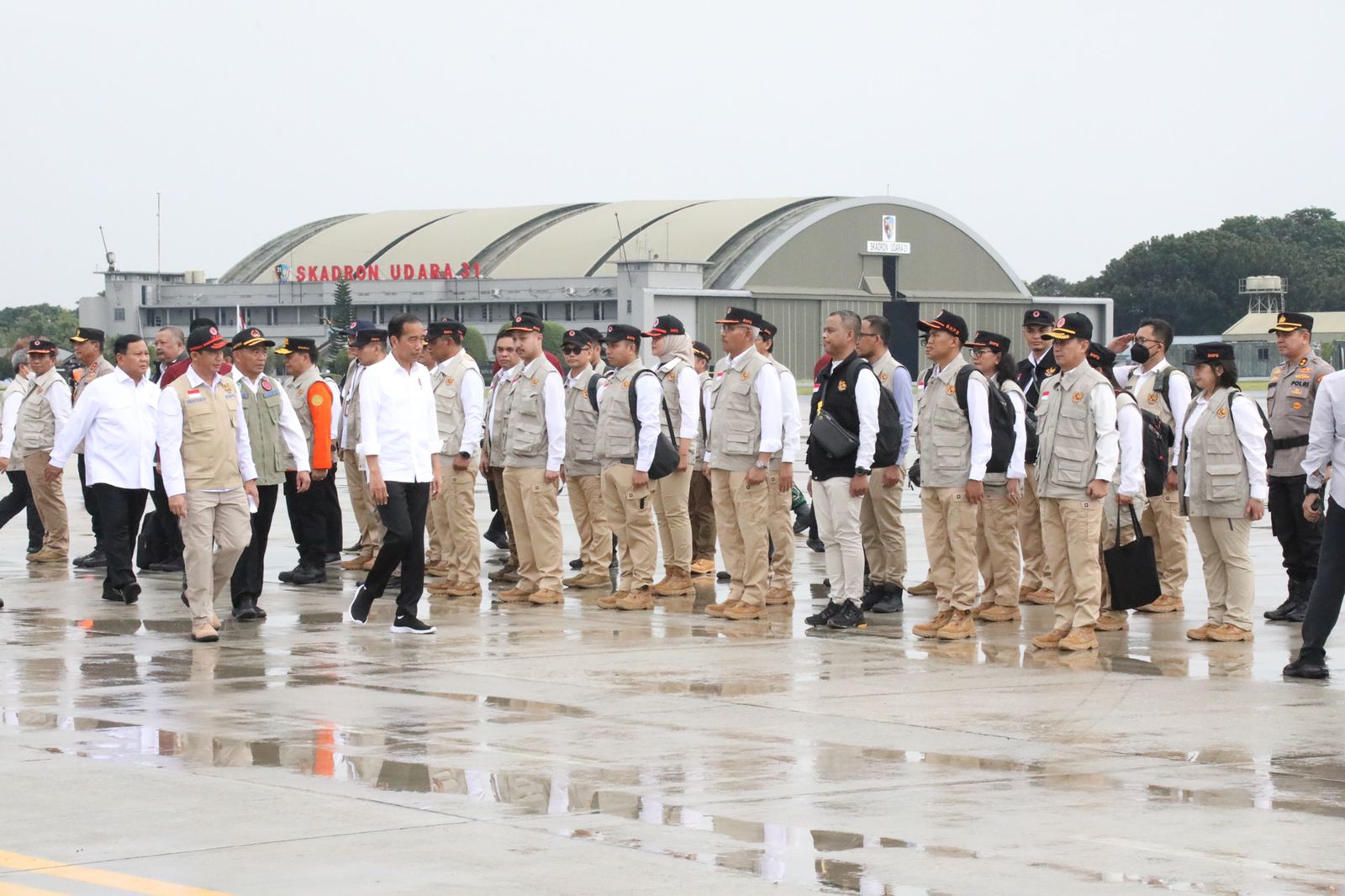 Presiden RI Joko Widodo (kemeja putih) menyapa tim yang akan berangkat menuju Turkiye dan Suriah di Lanud Halim Perdanakusumah, Jakarta pada Selasa (21/2).